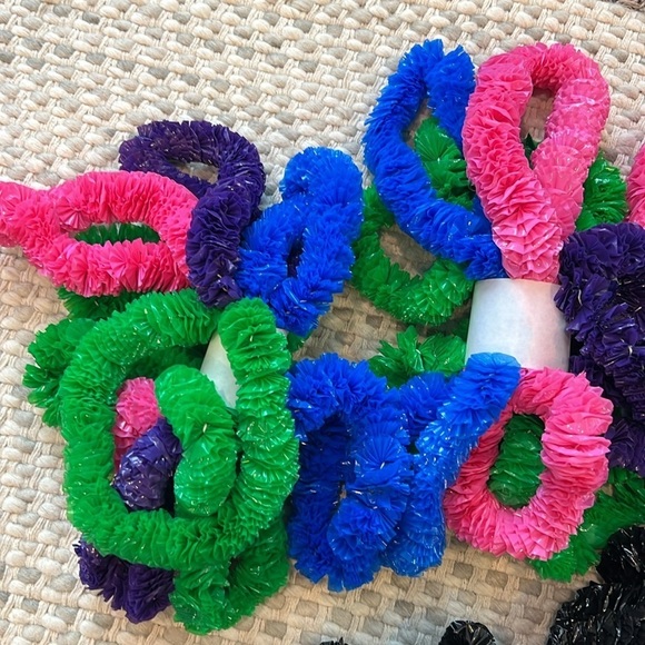 50 plastic Party Leis - Picture 2 of 6